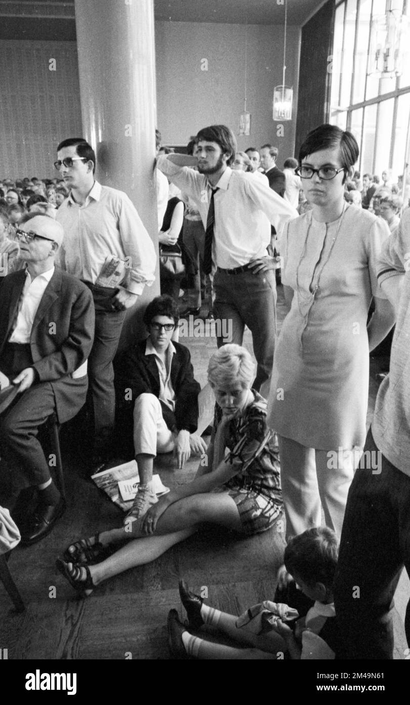 Die Gründerparteikonferenz der Partei Aktion demokratischer Fortschritt (ADF), einer nach dem DKP und der DFU linken Partei, am 2. November 1968 in Stockfoto