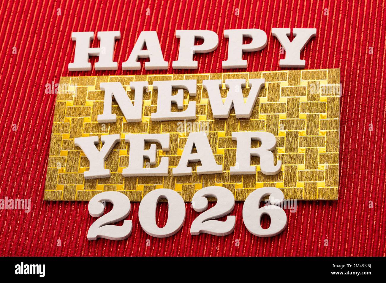 Frohes neues Jahr 2026 in weißen Buchstaben auf rotem Hintergrund Stockfoto
