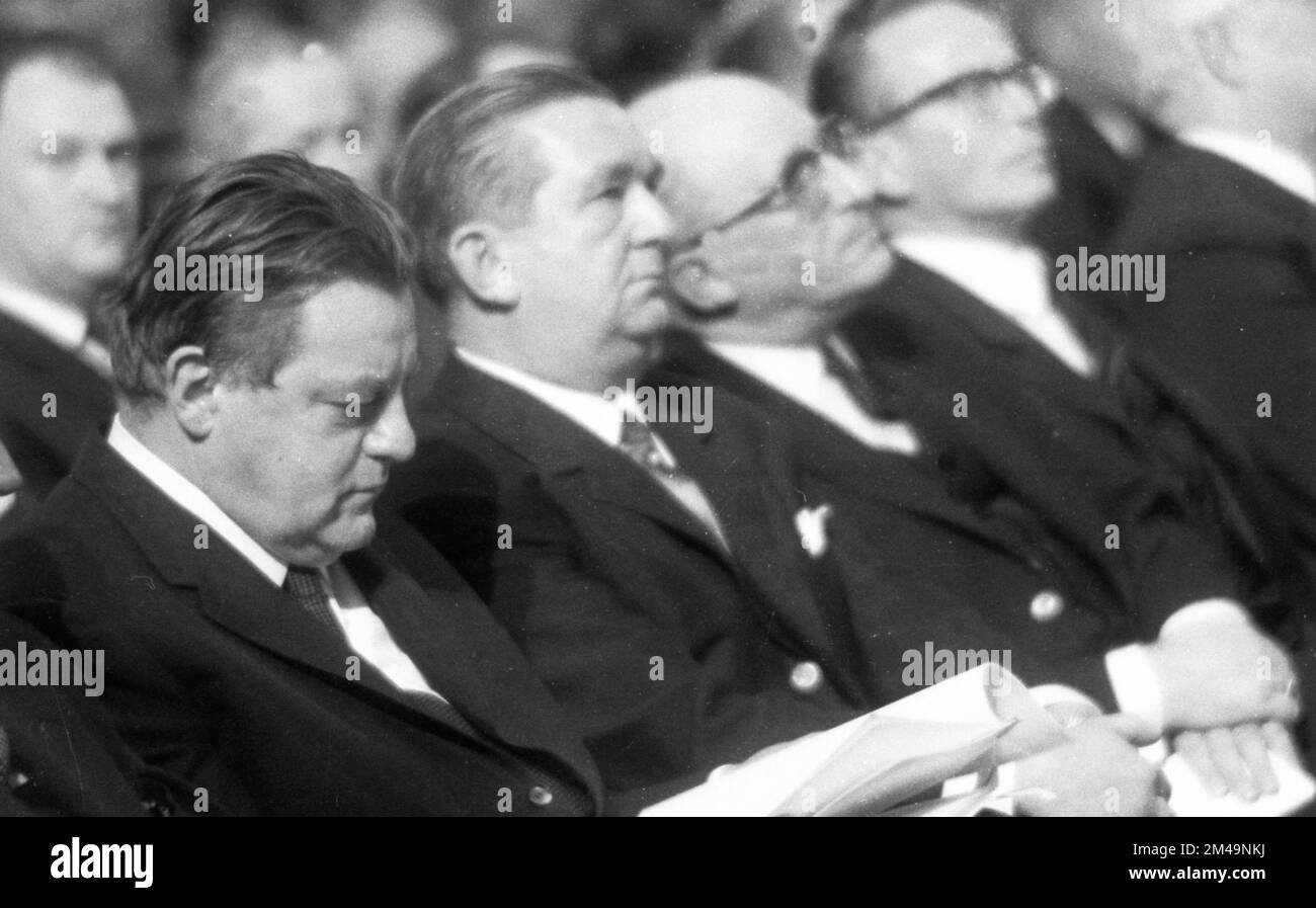 Franz Josef Strauss auf einer Konferenz mit Bundeswehrpersonal im Ruhrgebiet 1965. Franz Josef Strauss (1. von links) Heinz Kuehn (2. Stockfoto