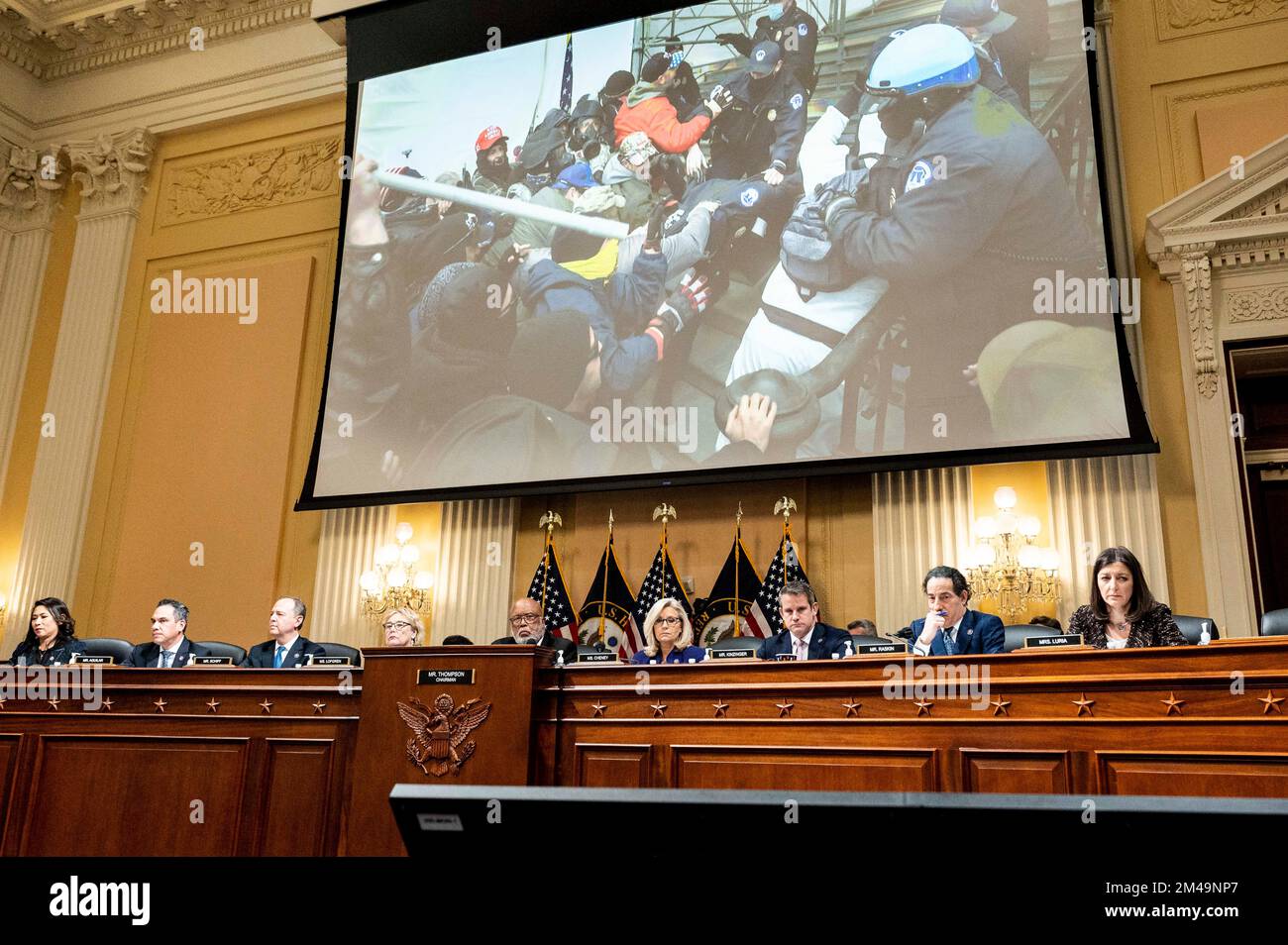 19. Dezember 2022, Washington, District of Columbia, USA: Ein Video, das auf einer Sitzung des Select Committee zur Untersuchung des Angriffs auf das Kapitol der Vereinigten Staaten vom 6.. Januar im Speaker Nancy Pelosi Caucus Room im Cannon House Office Building in den USA gezeigt wird Kapitol. (Kreditbild: © Michael Brochstein/ZUMA Press Wire) Stockfoto