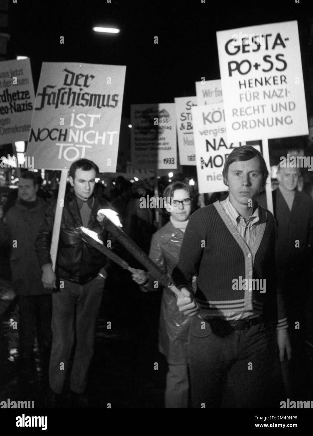Kölner Linke demonstrierten gegen Neonazis und internationalen Faschismus durch das Stadtzentrum an der 10. 11. 1968, Deutschland Stockfoto