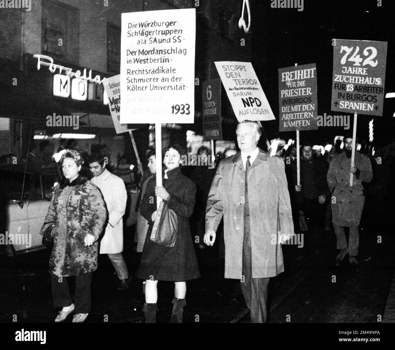 Kölner Linke demonstrierten gegen Neonazis und internationalen Faschismus durch das Stadtzentrum an der 10. 11. 1968, Deutschland Stockfoto