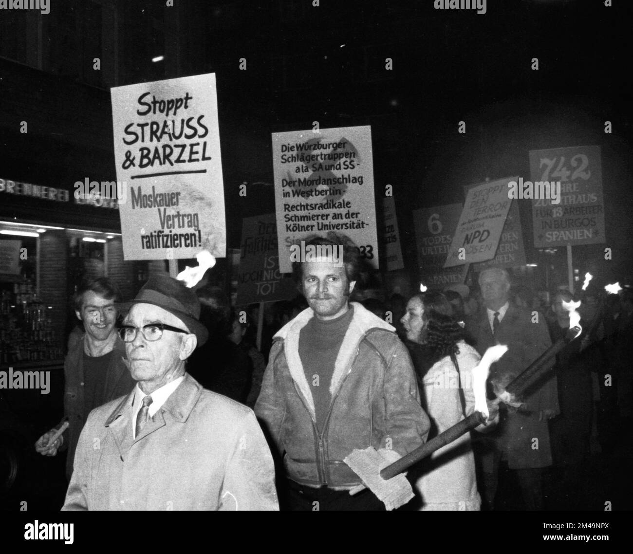 Kölner Linke demonstrierten gegen Neonazis und internationalen Faschismus durch das Stadtzentrum an der 10. 11. 1968, Deutschland Stockfoto