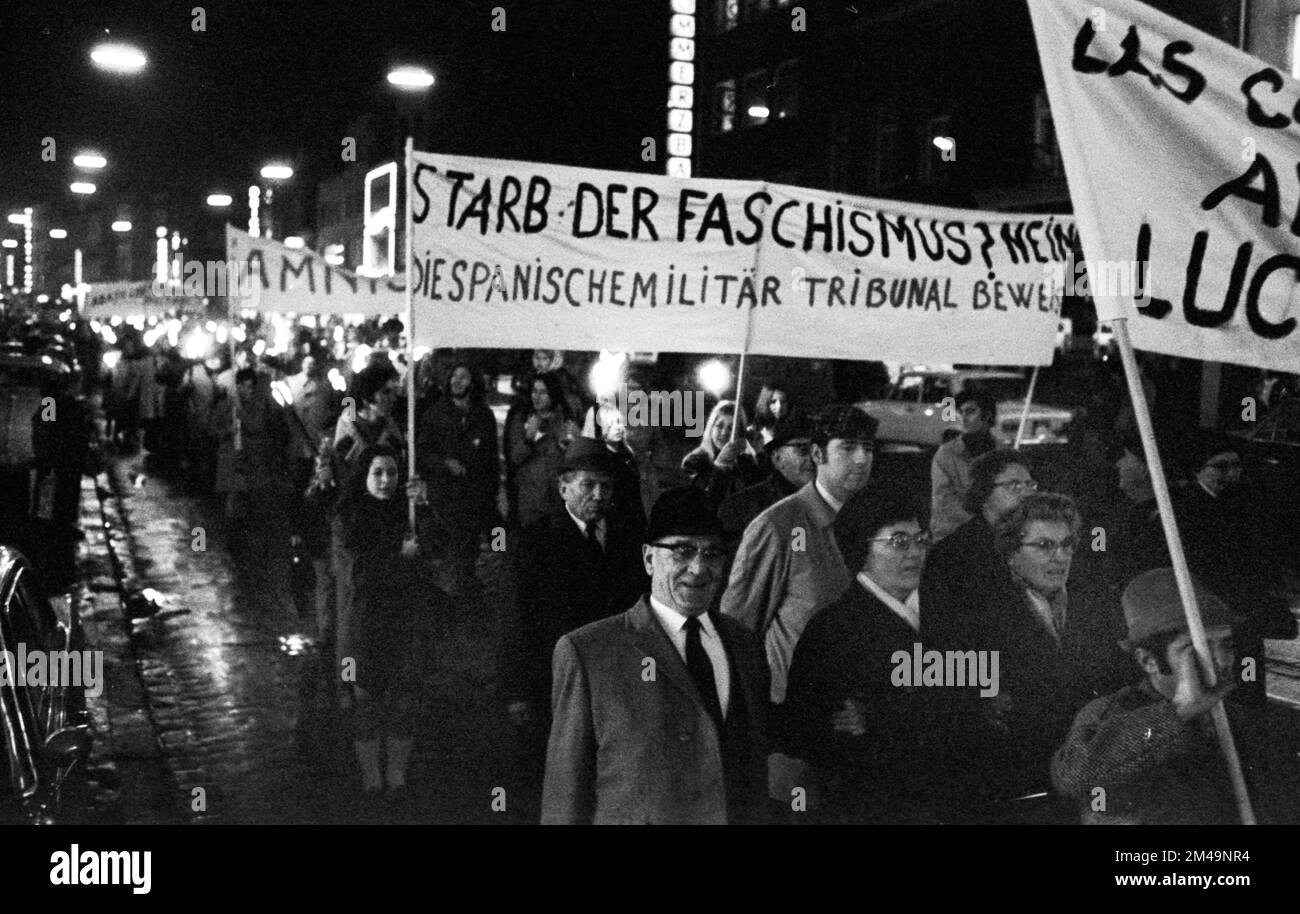 Kölner Linke demonstrierten gegen Neonazis und internationalen Faschismus durch das Stadtzentrum an der 10. 11. 1968, Deutschland Stockfoto