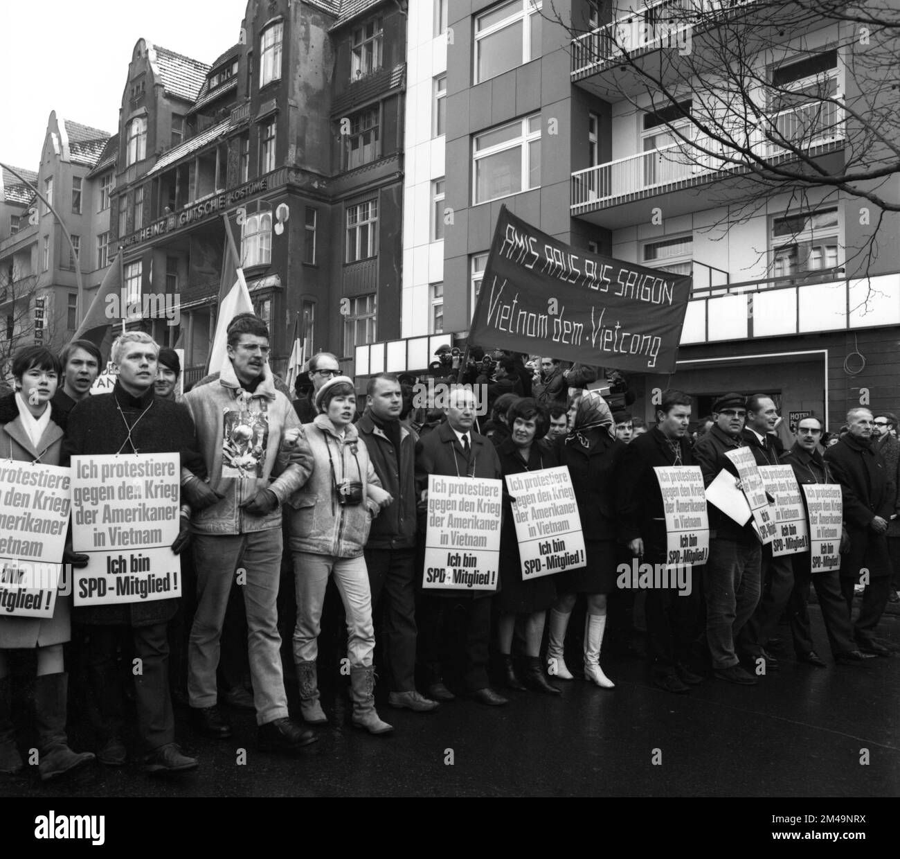 Der 1968. Internationale Vietnamkongress und die anschließende Demonstration durch Studenten der Technischen Universität Berlin und 44 weiterer Länder Stockfoto Der 1968. Internationale Vietnamkongress und die anschließende Demonstration durch Studenten der Technischen Universität Berlin und 44 weiterer Länder Stockfoto
