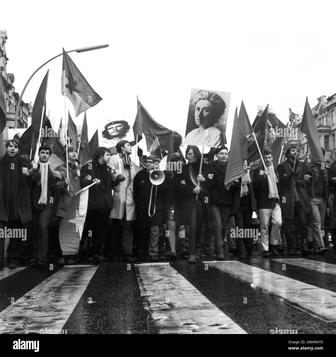 Der 1968. Internationale Vietnamkongress und die anschließende Demonstration durch Studenten der Technischen Universität Berlin und 44 weiterer Länder Stockfoto Der 1968. Internationale Vietnamkongress und die anschließende Demonstration durch Studenten der Technischen Universität Berlin und 44 weiterer Länder Stockfoto