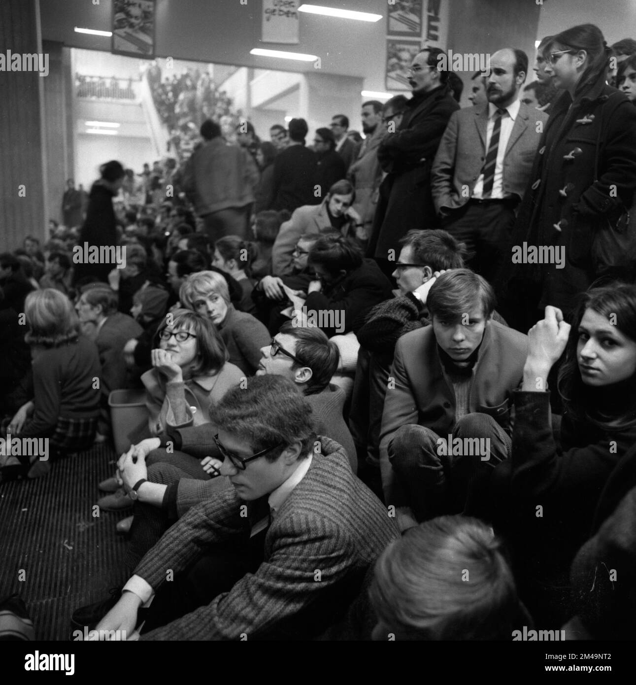 Der 1968. Internationale Vietnamkongress und die anschließende Demonstration durch Studenten der Technischen Universität Berlin und 44 weiterer Länder Stockfoto Der 1968. Internationale Vietnamkongress und die anschließende Demonstration durch Studenten der Technischen Universität Berlin und 44 weiterer Länder Stockfoto