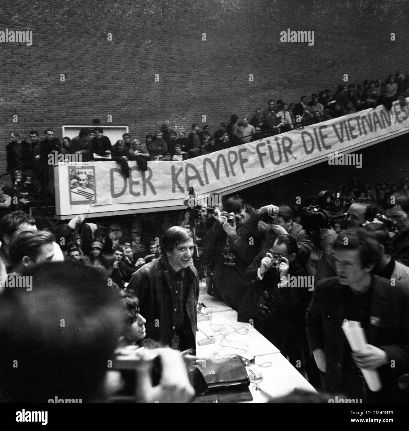 Der 1968. Internationale Vietnamkongress und die anschließende Demonstration durch Studenten der Technischen Universität Berlin und 44 weiterer Länder Stockfoto Der 1968. Internationale Vietnamkongress und die anschließende Demonstration durch Studenten der Technischen Universität Berlin und 44 weiterer Länder Stockfoto