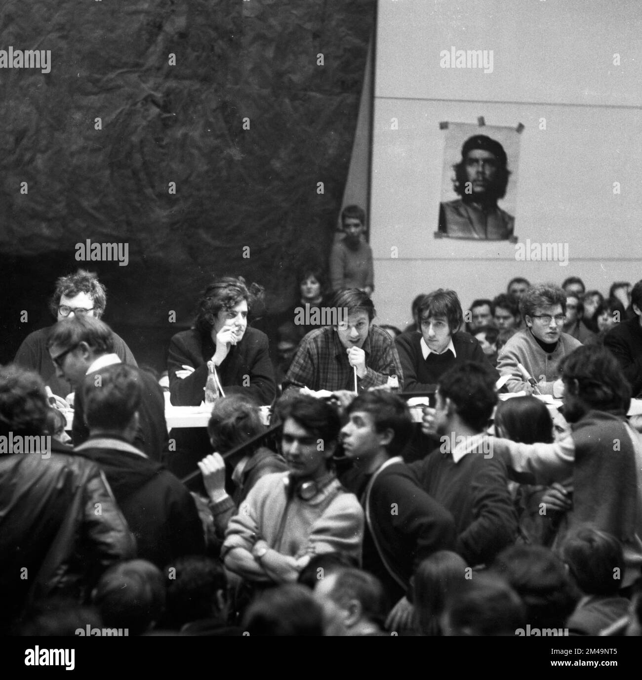 Der 1968. Internationale Vietnamkongress und die anschließende Demonstration durch Studenten der Technischen Universität Berlin und 44 weiterer Länder Stockfoto Der 1968. Internationale Vietnamkongress und die anschließende Demonstration durch Studenten der Technischen Universität Berlin und 44 weiterer Länder Stockfoto
