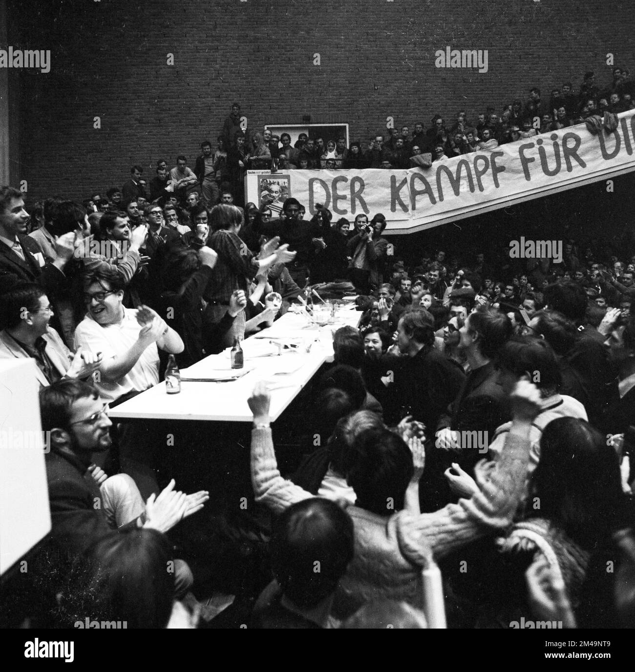 Der 1968. Internationale Vietnamkongress und die anschließende Demonstration durch Studenten der Technischen Universität Berlin und 44 weiterer Länder Stockfoto Der 1968. Internationale Vietnamkongress und die anschließende Demonstration durch Studenten der Technischen Universität Berlin und 44 weiterer Länder Stockfoto