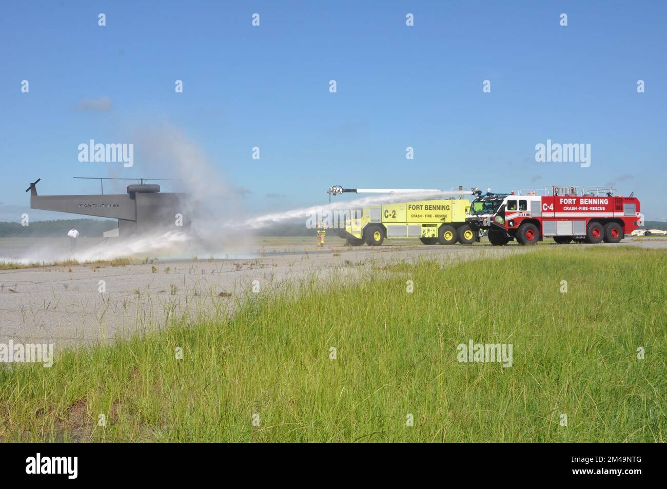 Die Feuerwehrleute der 908.. Bauingenieurschwadron des 908.. Luftwaffenflügels in Zusammenarbeit mit den Feuerwehrleuten der Feuerwehr von Fort Benning beginnen, ein Feuer zu löschen, sobald sie am 4. August 2022 in Fort Benning Georgia vor Ort ankommen. Die 908. Feuerwehrmänner führten gemeinsam mit der Feuerwehr von Fort Benning ihre erste gemeinsame Interoperabilitätsschulung durch und setzten den Helikoptertrainer ein, um ihre Ausbildung zur Vorbereitung auf die 908 AW-Remission zur formellen Trainingseinheit der Air Force für den MH-139A Grey Wolf Hubschrauber zu beschleunigen. (USA Die Luftwaffe Stockfoto