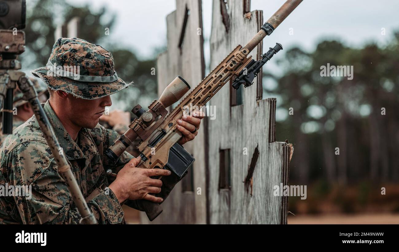 USA Marinekorps Sergeant Thomas Sullivan, ein Warrenton, Virginia, einheimischer und stellvertretender Teamleiter mit 2D. Bataillon, 2D. Marineregiment, 2D. Marine Division, engagiert sich während einer Feldübung im Regiment in Camp Lejeune, North Carolina, am 6. Dezember 2022 ein Ziel. Die Marines führten die FEX durch, um die Kampffähigkeiten zu verbessern und gleichzeitig die Einsatzbereitschaft im gesamten Regiment aufrechtzuerhalten. (USA Geburtsdatum: 1958 Stockfoto