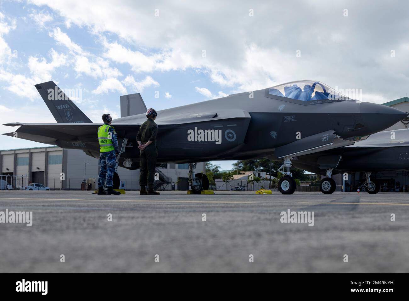 USA Marine Corps Sgt. Chance Faulkinbury (Zentrum) mit Marine Fighter Attack Squadron (VMFA) 314, Marine Aircraft Group 11, 3. Marine Aircraft Wing, bereitet sich auf den Start einer Royal Australian Air Force F-35A Lightning II vor, mit Nr. 3 Staffel, Nr. 81 Staffel, Air Combat Group, Während DER PACIFIC EDGE 23 auf der Joint Base Pearl Harbor-Hickam, Hawaii, 28. November 2022. Pacific Edge ist ein bilateraler US-amerikanischer Markt - Australische Übung zur Verbesserung der Kampffähigkeit durch die Integration alliierter Einheiten und die Förderung der Interoperabilität zwischen den Flugzeugen der beiden Länder. Teilnahme der VMFA-314 an den Übungsmarken Stockfoto