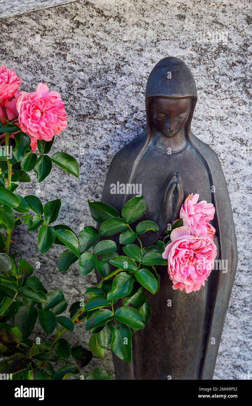 Grabstein mit Gebetsfigur mit Rosen, Missen-Wilhams, Allgaeu, Bayern, Deutschland Stockfoto