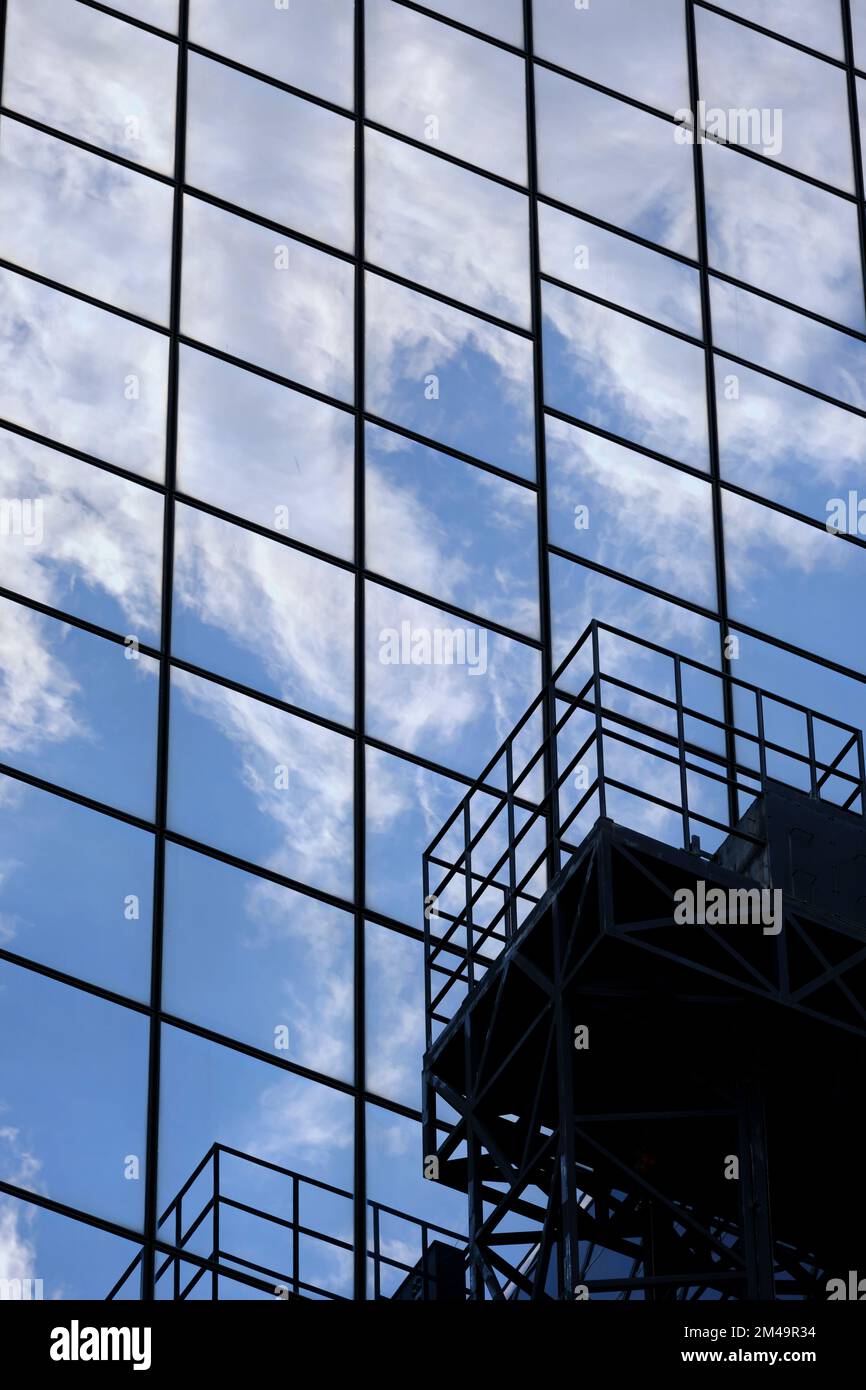 Quadratische Glasscheiben und reflektierender Himmel Stockfoto