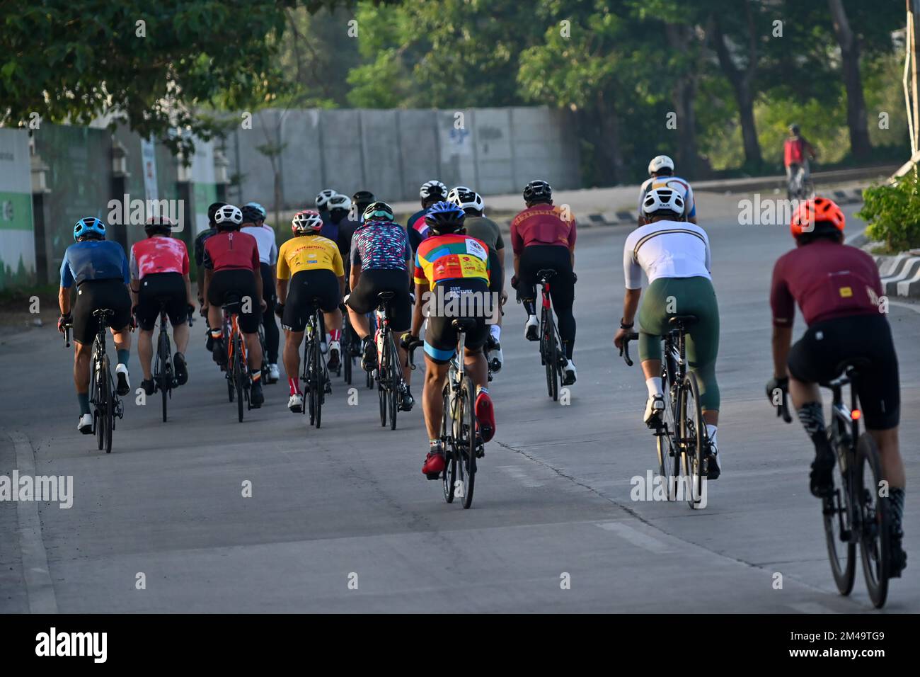 Makassar, South Sulawesi, Indonesien. 20.. Dezember 2022. Mehrere Radfahrer durchqueren die Straßen von Makassar City, South Sulawesi, Indonesien, Dienstag (12/20/22). Seit der Pandemie ist der Trend, Rennfahrräder zum Sport zu nutzen, auf den Straßen der Stadt, wie z. B. Sportlern, zunehmend überfüllt. Sie verwenden die Art von Rennrädern und Ausrüstung, die Profisportler beim Wettkampf verwenden. (Bild: © Moh Niaz Sharief/ZUMA Press Wire) Stockfoto