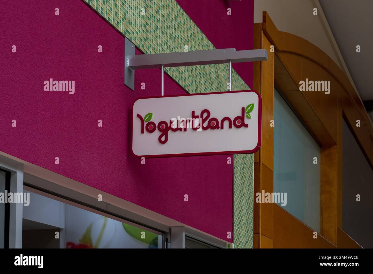 Houston, Texas, USA - 6. März 2022: Ein Yogurtland Store-Schild an einem Einkaufszentrum. Stockfoto