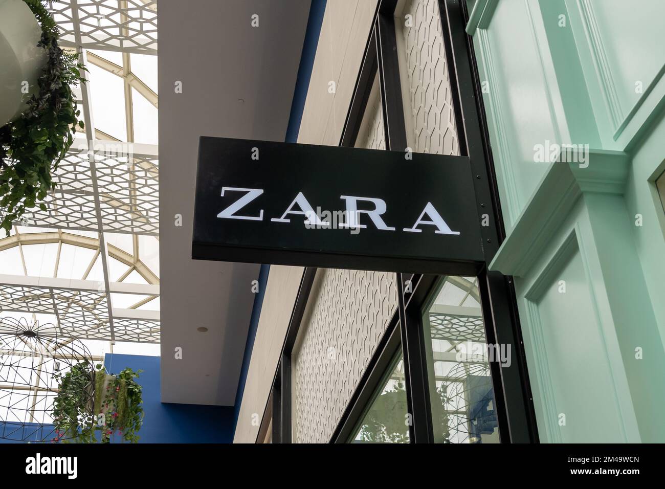 Houston, Texas, USA - 6. März 2022: Ein ZARA-Ladenschild auf einem Einkaufszentrum. Stockfoto