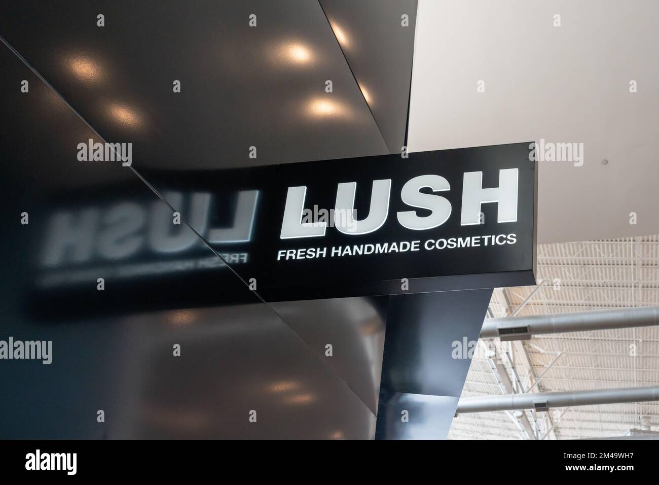 Houston, Texas, USA - 6. März 2022: Ein üppiges Schild ist in einem Einkaufszentrum zu sehen. Stockfoto