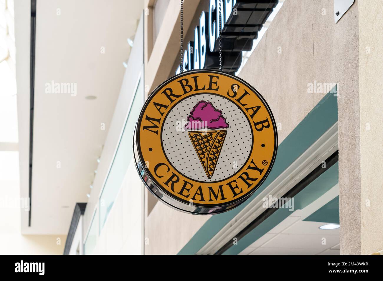 Houston, Texas, USA - 6. März 2022: Marble Slab Creamery Store mit einem Schild auf einem Einkaufszentrum. Stockfoto