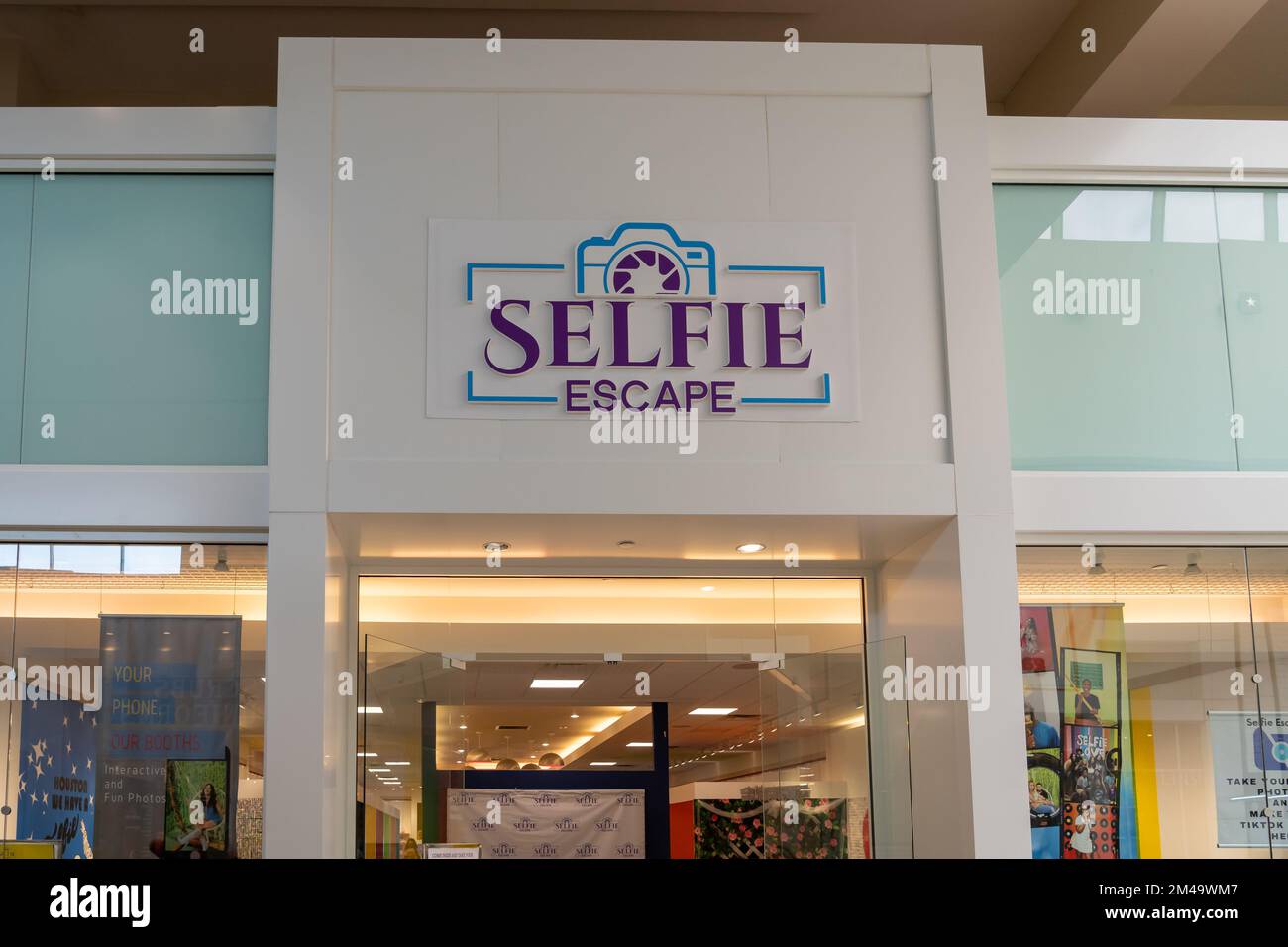 Houston, Texas, USA - 6. März 2022: Nahaufnahme des „Selfie Escape Store“-Schilds in einem Einkaufszentrum. Stockfoto