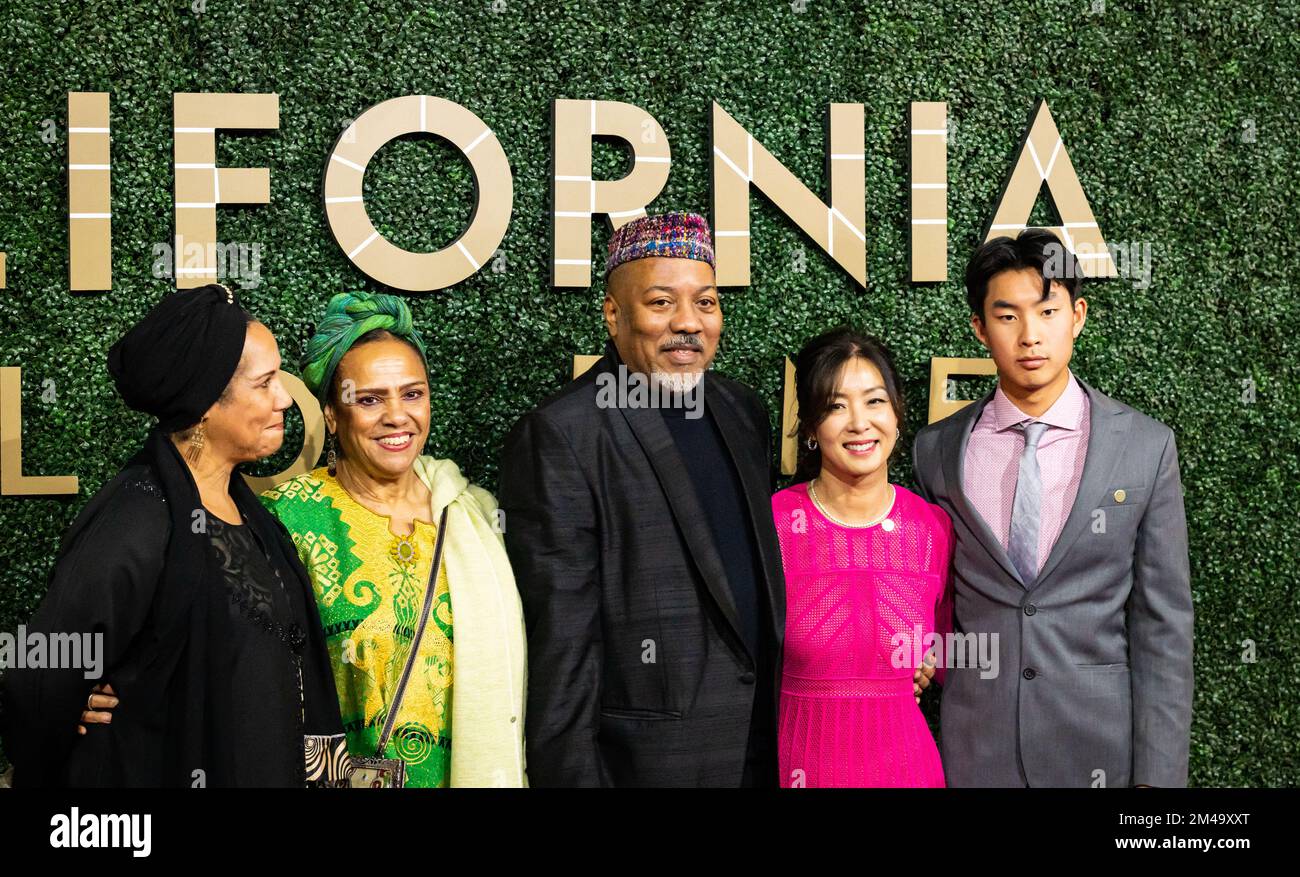 Der gefeierte Tänzer und Choreograf Alonzo King posiert mit seinen Familienmitgliedern auf dem roten Teppich bei der Einführungszeremonie zur Hall of Fame im California Museum. Stockfoto