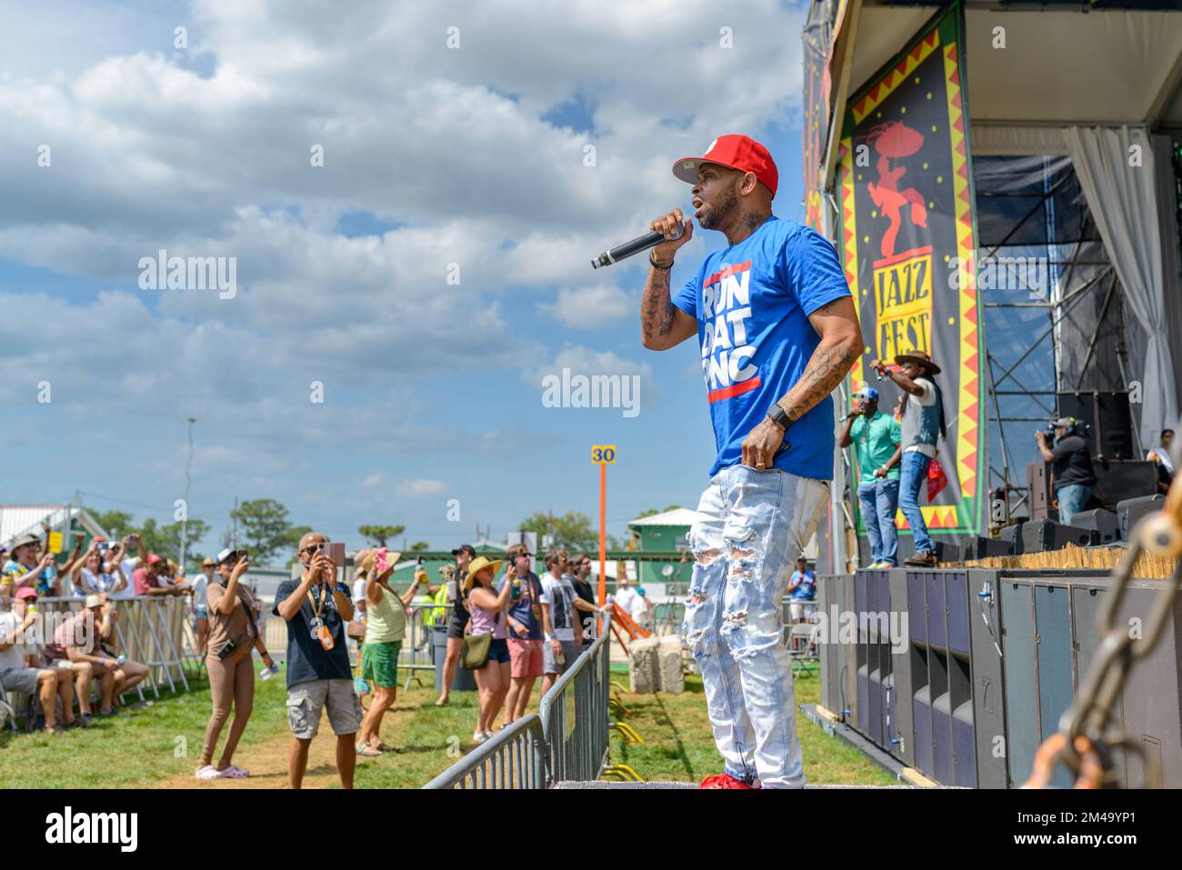NEW ORLEANS, LA, USA - 29. APRIL 2022: Mr. Meana of Partners-N-Crime at the Congo Square Stage at the New Orleans Jazz and Heritage Festival Stockfoto