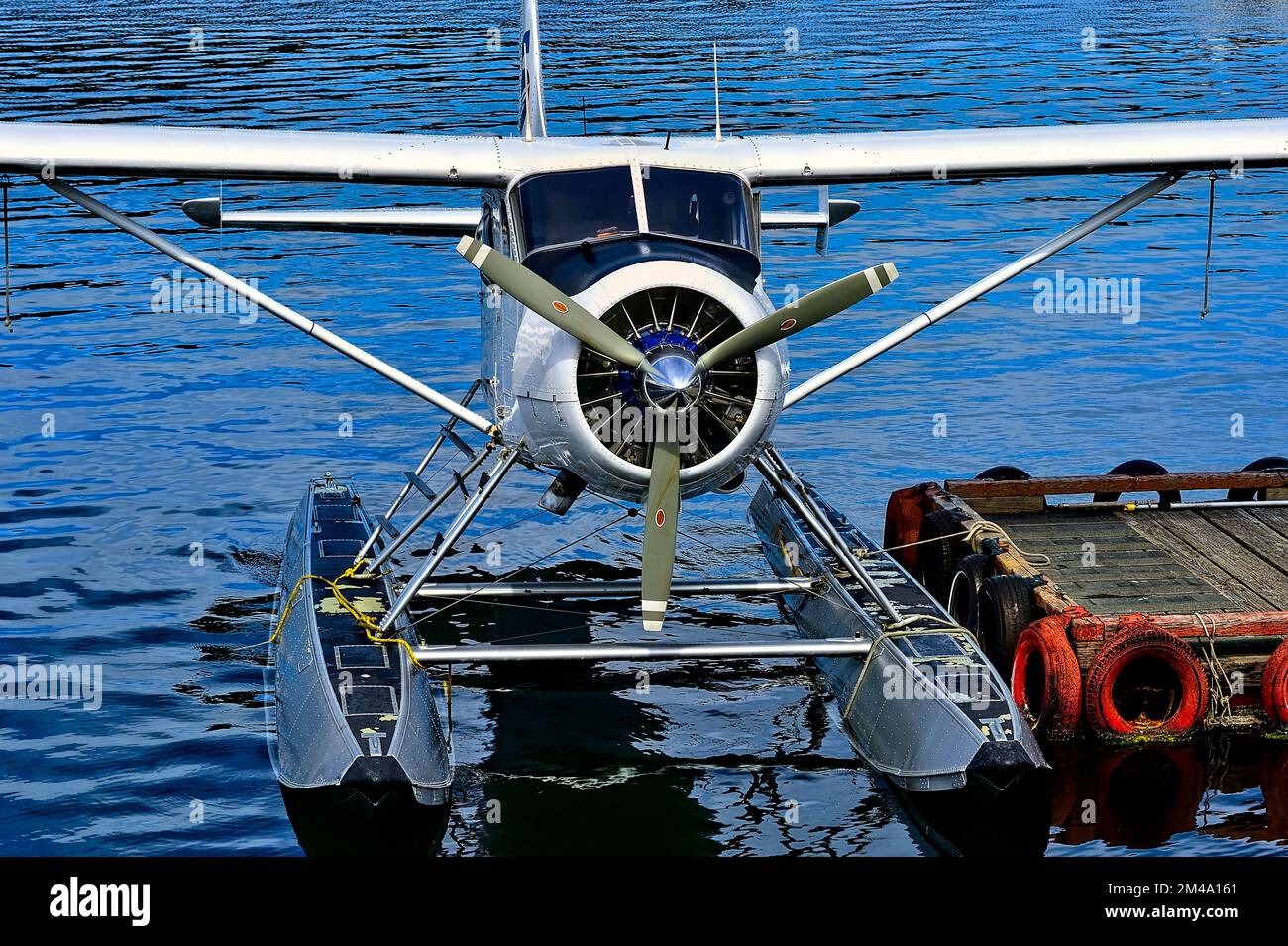 Ein Wasserflugzeug, das an einen Kai auf Salt Spring Island gefesselt ist. Stockfoto