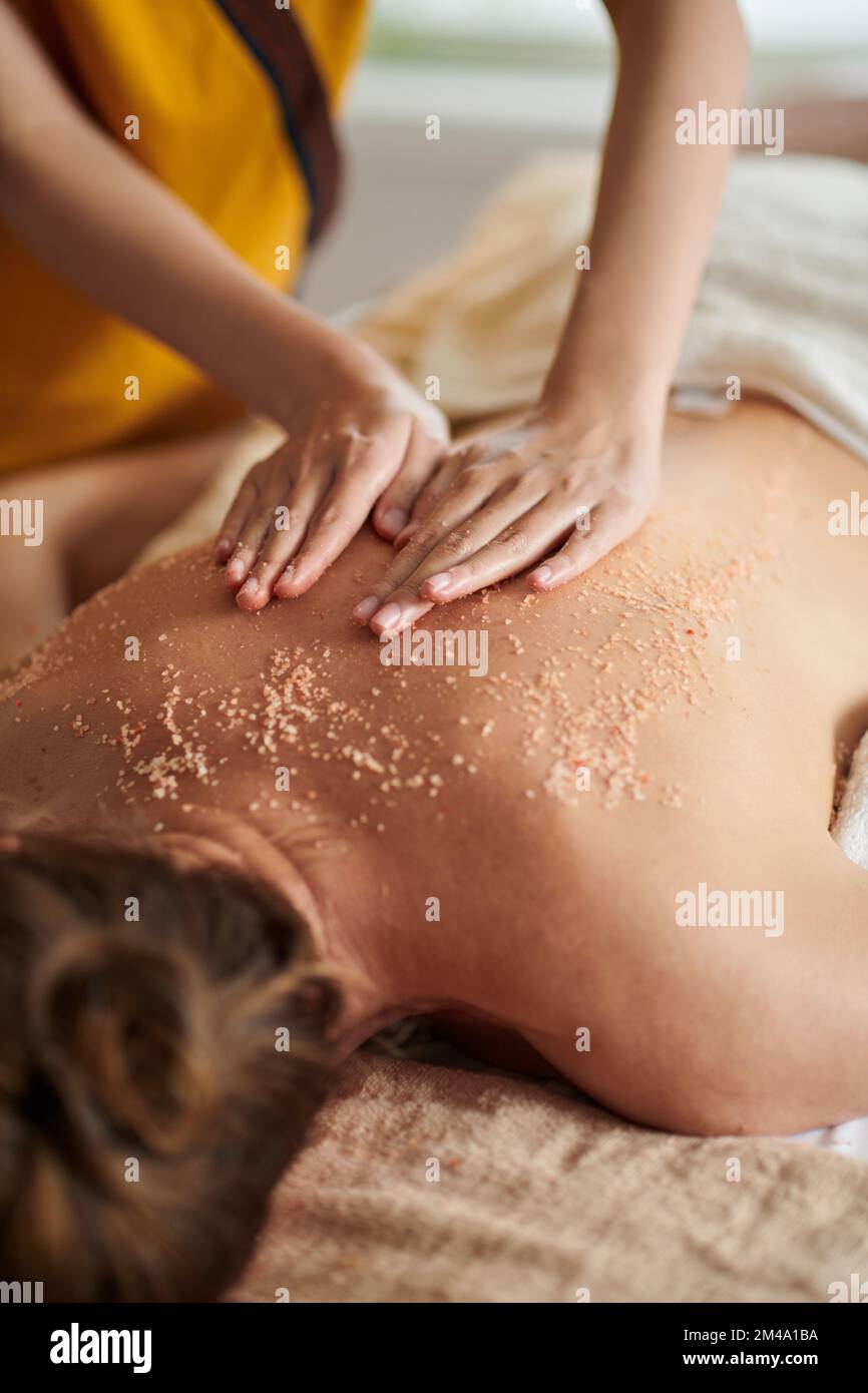 Nahaufnahme einer Frau, die im Spa-Salon eine Luxusbehandlung genießt Stockfoto