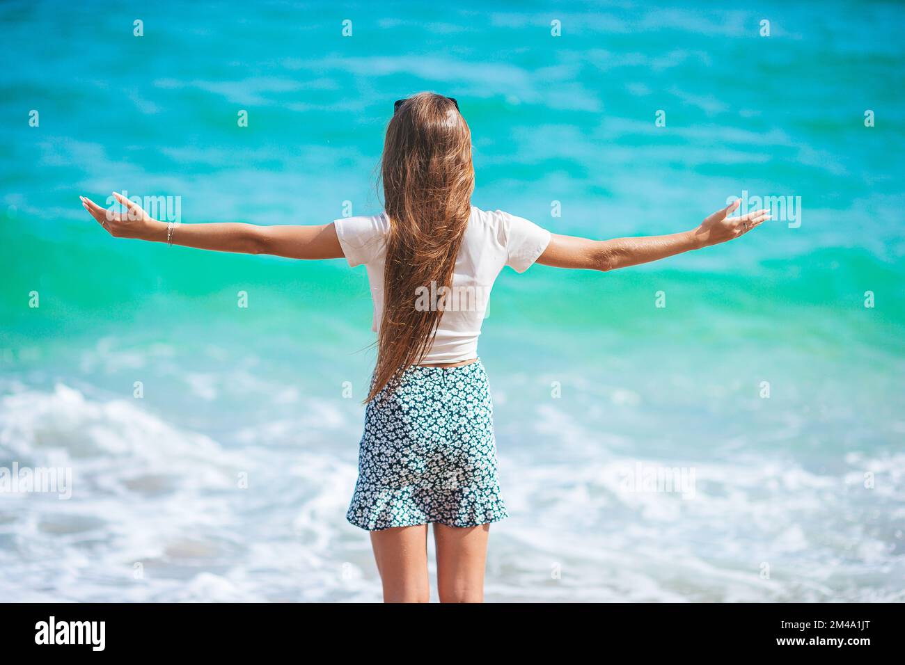 Fröhliches junges Mädchen genießen Sie tropische Strandurlaub Stockfoto