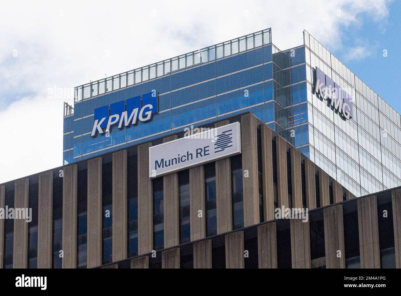 Toronto, ON, Kanada - 17. Dezember 2022: Blick auf das KPMG-Schild. KPMG ist ein multinationales Netzwerk für professionelle Dienstleistungen und eines der „Big Four“-Buchhaltungssysteme Stockfoto