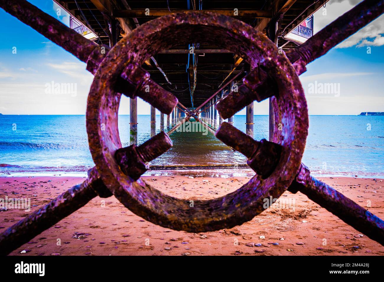 Ein wunderschönes Bild unter dem hölzernen Penarth Pier am Sand by Wate in Torquay, Torbay, Großbritannien Stockfoto