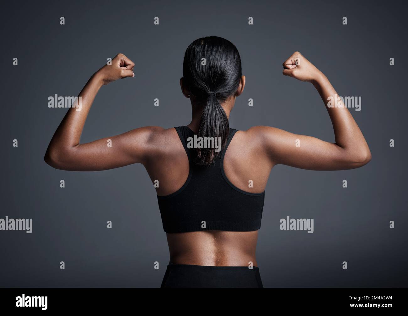 Denken Sie immer daran, dass Wille und Begierde Ihre größten Stärken sind. Studioaufnahme einer jungen Sportlerin, die ihren Bizeps mit dem Rücken zum dreht Stockfoto