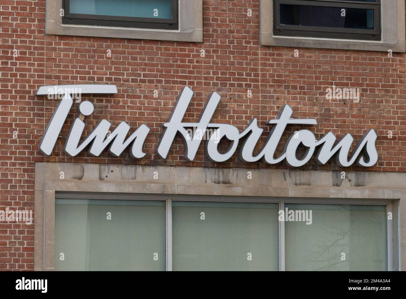 Toronto, ON, Kanada - 08. Dezember 2022: Tim Hortons Inc., allgemein unter dem Spitznamen Tim's oder Timmie's, ist ein kanadisches multinationales Kaffeehaus und Restaurant Stockfoto