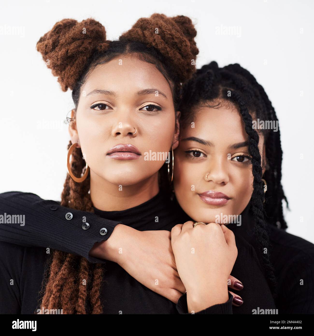 Sie sind einfach ihre eigene Art von Schönheit. Studioaufnahme von zwei wunderschönen jungen Frauen, die vor grauem Hintergrund posieren. Stockfoto