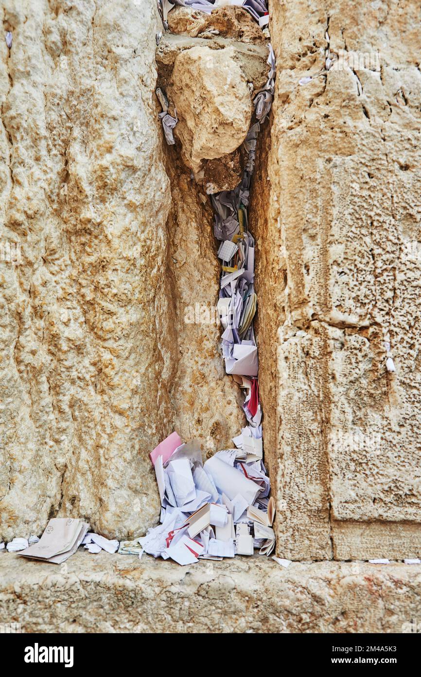 Blick auf die Klagemauer mit Notizen und Wünschen an Gott, dem Schrein der jüdischen Religion in Jerusalem Stockfoto