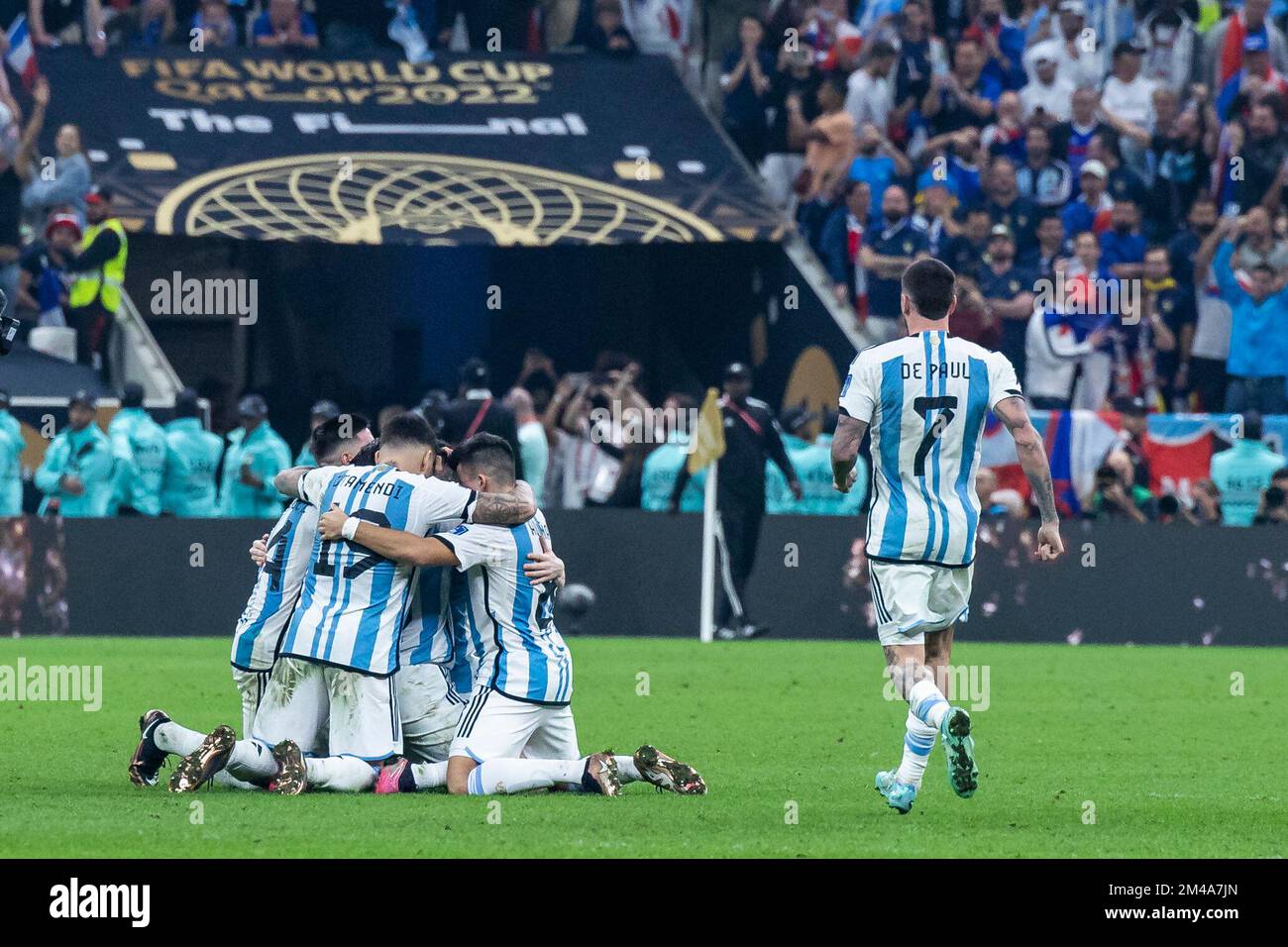 Lusail, Katar. 18.. Dezember 2022. Fußball: Weltmeisterschaft, Argentinien - Frankreich, Endrunde, Finale, Lusail Stadium, Die Spieler aus Argentinien jubeln nach dem Spiel über den Sieg. Kredit: Tom Weller/dpa/Alamy Live News Stockfoto