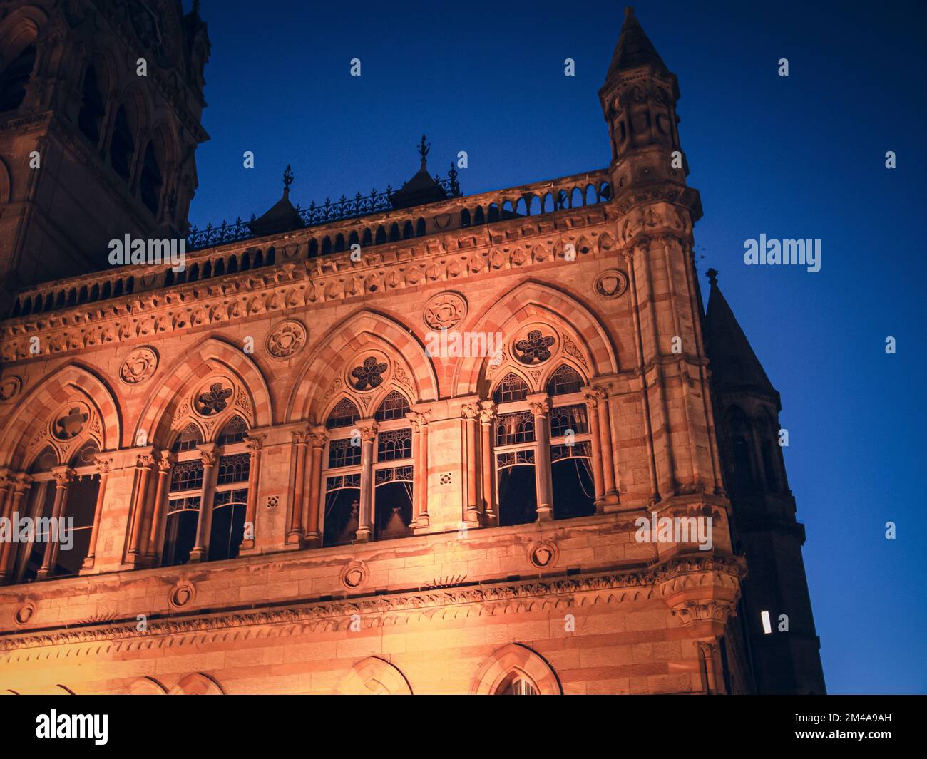 Chester Cathedral bei Nacht beleuchtet. Stockfoto