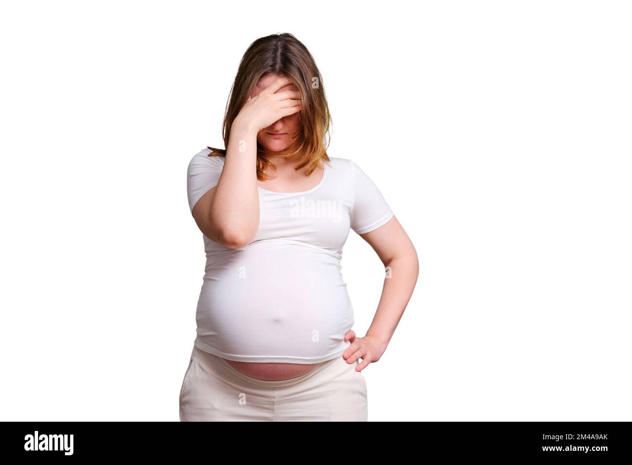 Pension im Gesicht einer schwangeren Frau, Studioaufnahme auf weißem Hintergrund Stockfoto