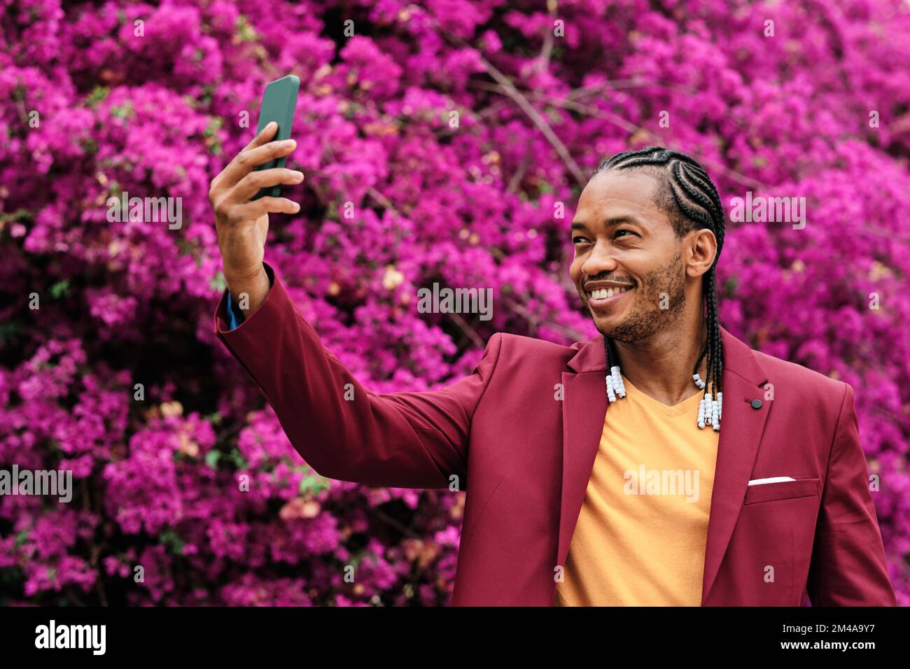 Ein cooler afrikanischer Mann macht ein Selfie im Garten Stockfoto