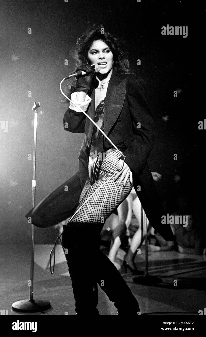Vanity bekannt als Denise Matthews tritt mit der Gruppe Vanity 6 in der TV-Show „Solid Gold“ auf. Gutschrift: Ron Wolfson / MediaPunch im Wert von 1983 $ Stockfoto