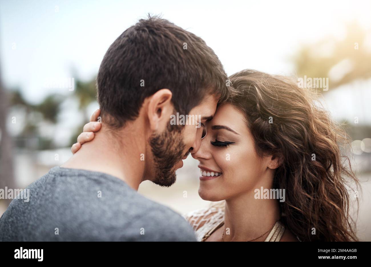 Es gibt so viele Gründe, warum Ich liebe dich. Ein junges Paar, das einen romantischen Tag am Strand verbringt. Stockfoto