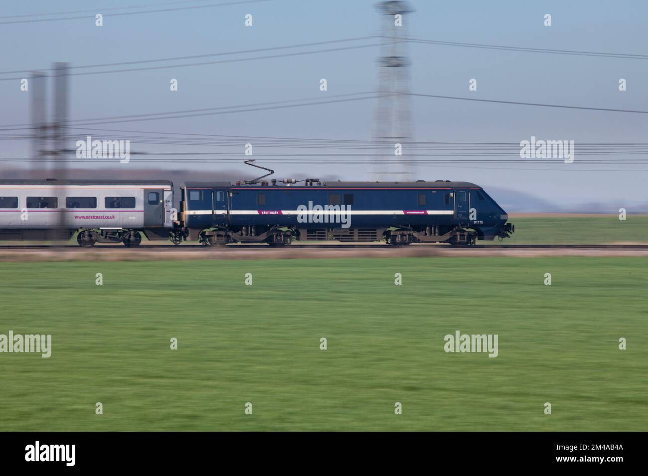 Eine Lokomotive der Ostküste der Klasse 91 und Intercity 225 passieren Sessay auf der Hauptlinie der Ostküste, als die Ostküste-Franchise öffentlich betrieben wurde Stockfoto