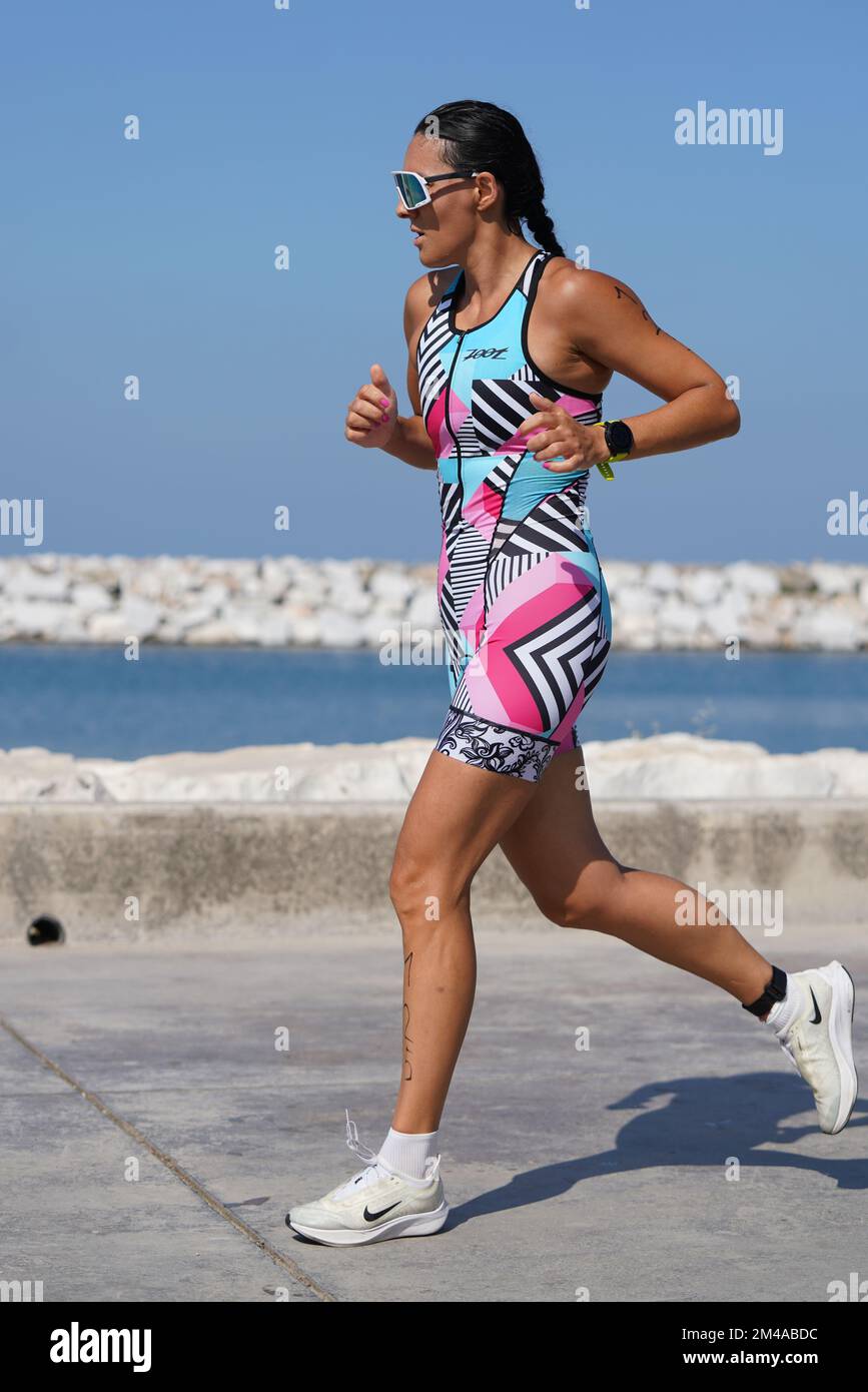 ISTANBUL, TURKIYE - 02. JULI 2022: Undefinierter Athlet, der während des Maltepe Water Sports Festival in der Laufkomponente des Aquathlon antritt Stockfoto