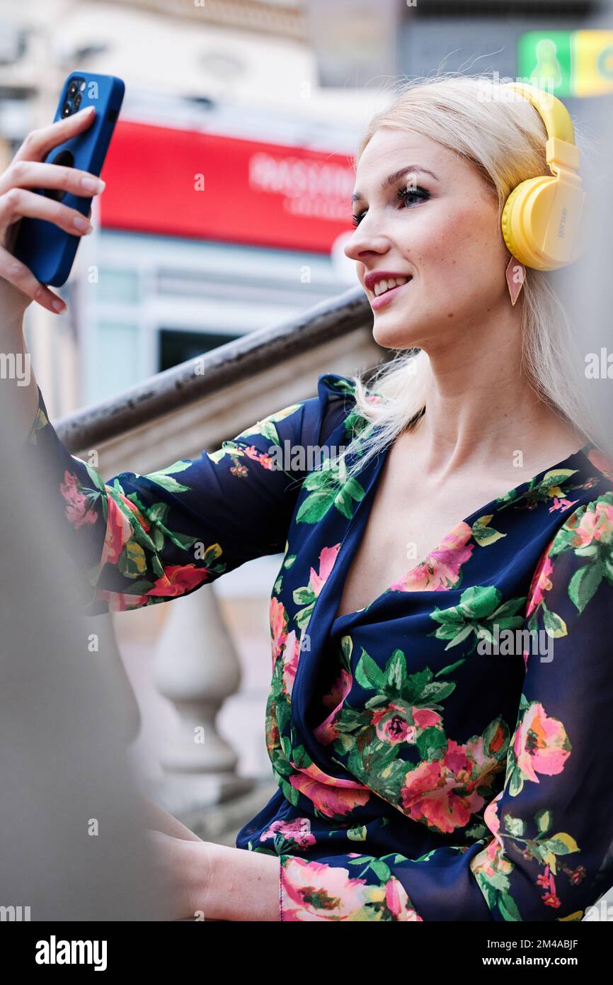 Blonde Frau macht ein Selfie mit einem Mobile draußen Stockfoto