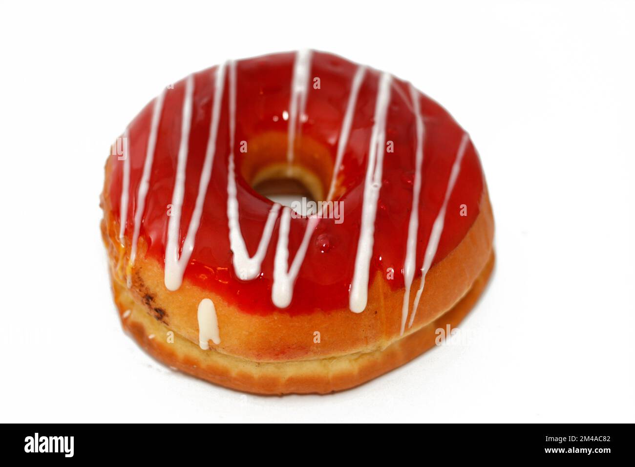 Donut mit Erdbeergeschmack und weißer Schokoladensauce, glasiert, hefegezüchtet, amerikanischer Ring-Donut, eine Art von Essen aus gesäubertem Pommes frites Stockfoto