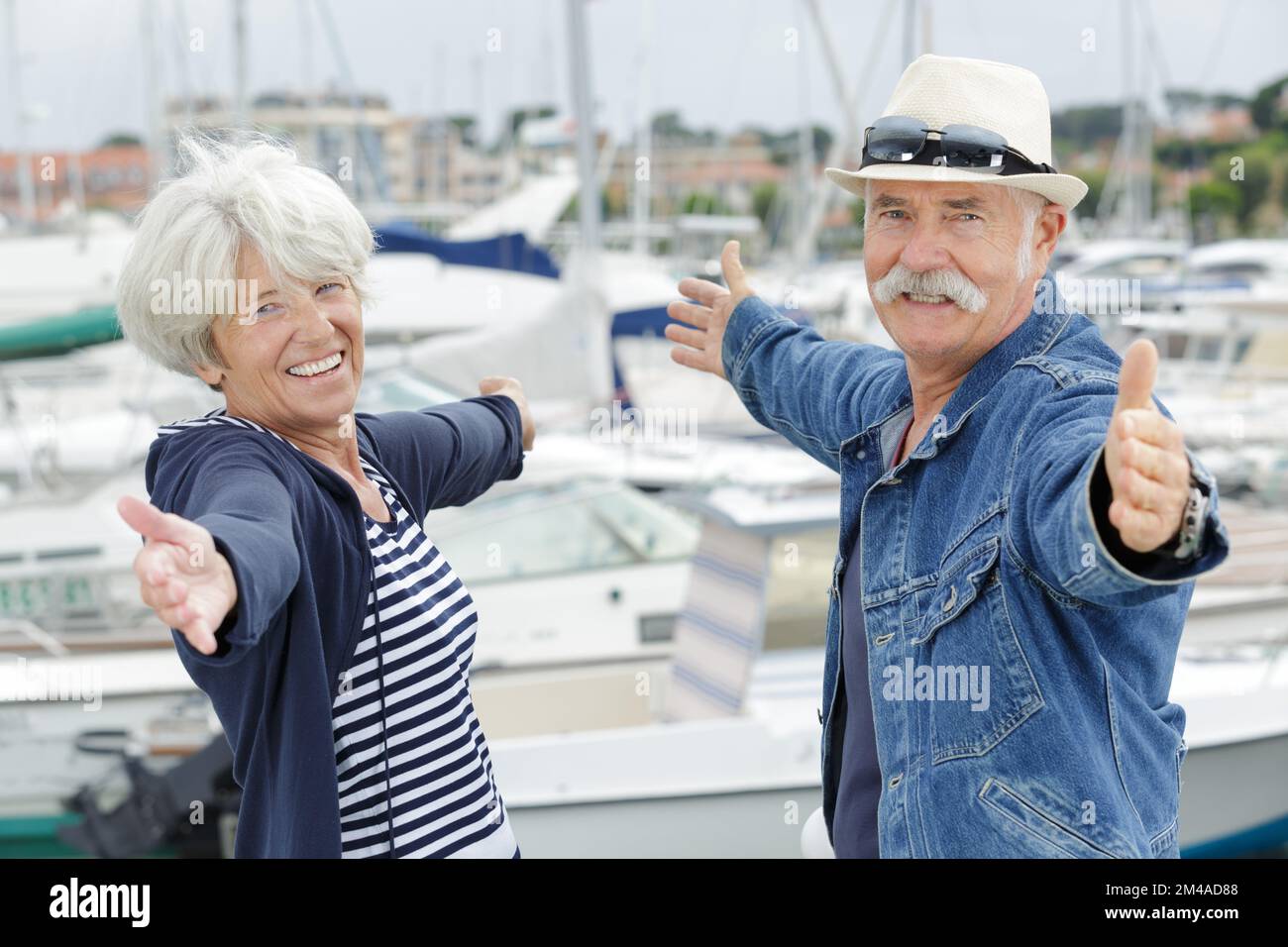 Seniorenpaar mit offenen Armen Stockfoto