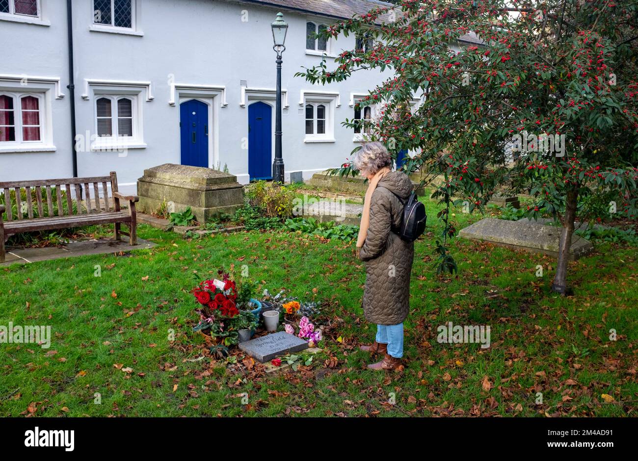 Touristen, die das Grab des Sängers Dusty Springfield (1939-1999) Henley-on-Thames Berkshire , England , Vereinigtes Königreich betrachten Stockfoto