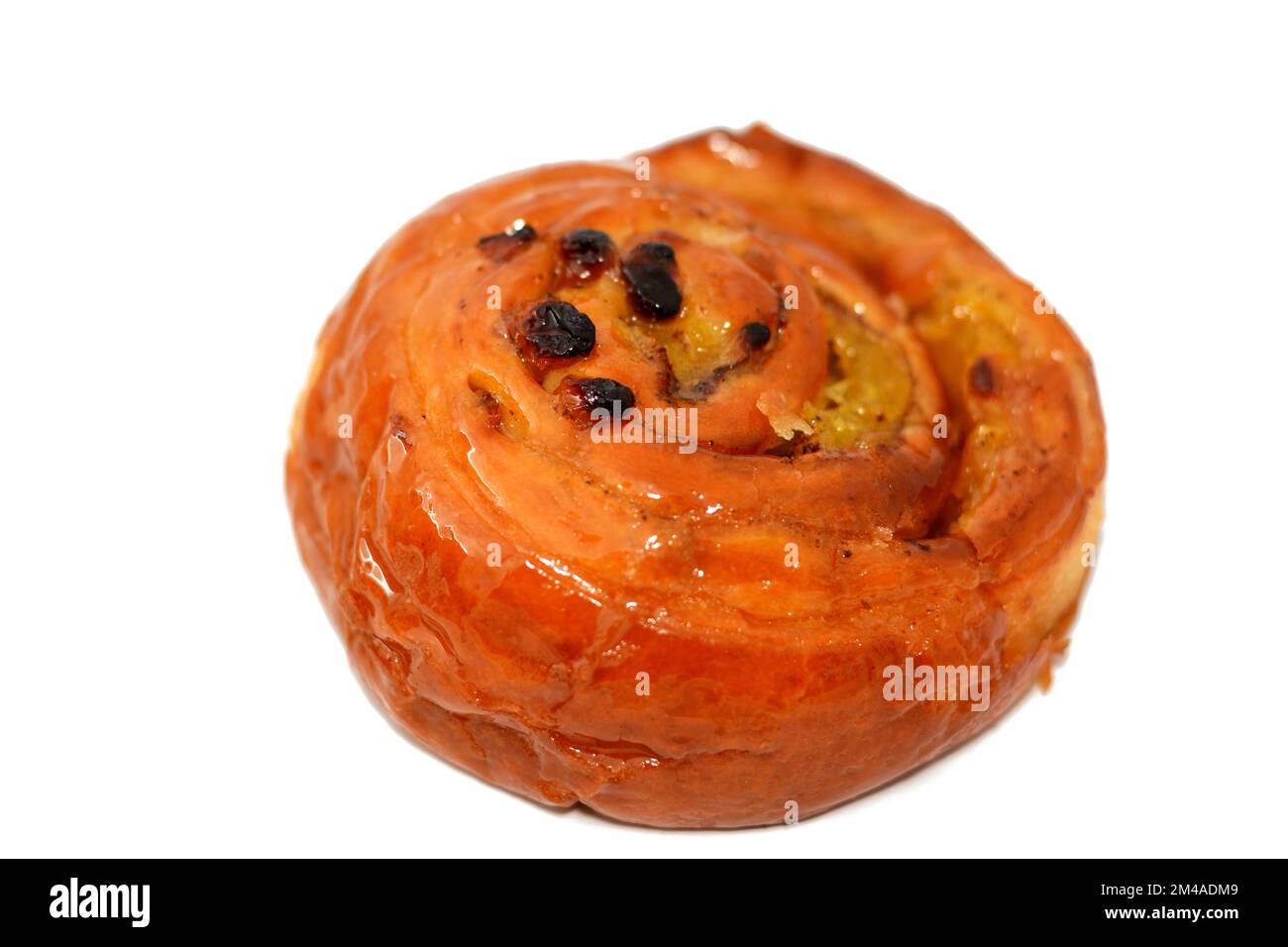 Zimt-Blätterbrötchen gesüßt mit Honig und Rosinen und gefüllt mit Pudding-Creme gebacken, selektive Fokus von Gebäck Croissant Bäckerei gerollt dan Stockfoto