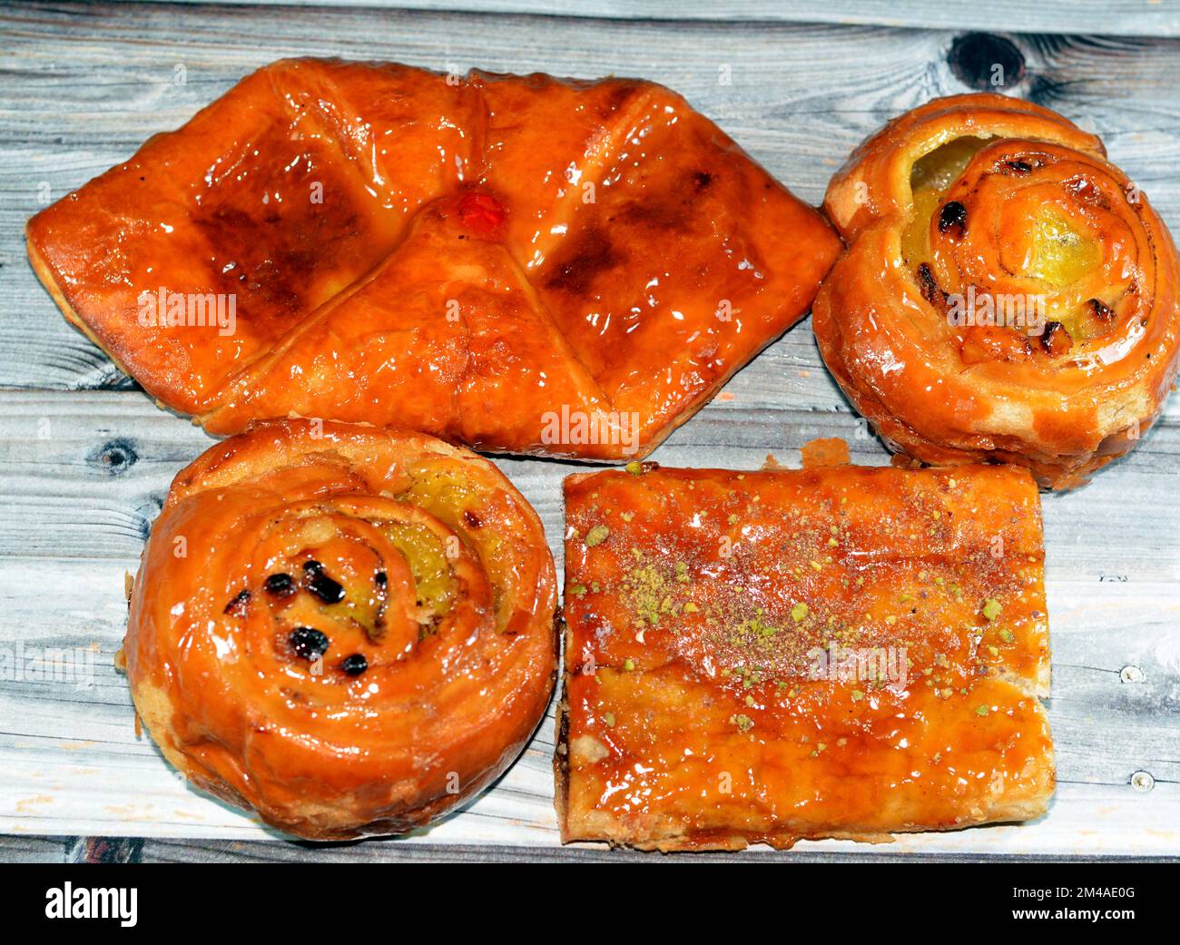 Hintergrund: Apfelkuchen gefüllt mit cremigem Apfel, Zimt und ...